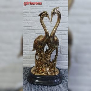 مجسمه درنا عاشق برنزی پایه سنگ مشکی