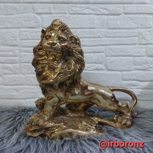 مجسمه شیر روی صخره برنزی قلم خورده