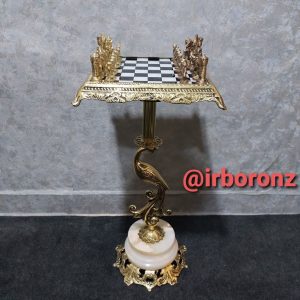 میز شطرنج برنزی مدل طاووسی پایه سنگ سفید