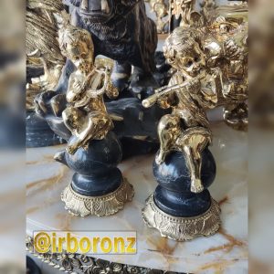 دکوری مجسمه برنزی تندیس پسرک نوازنده پایه سنگی