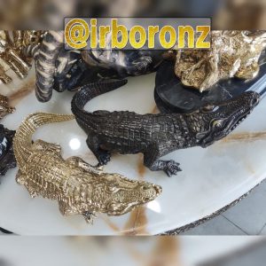 مجسمه تمساح برنزی دم کج