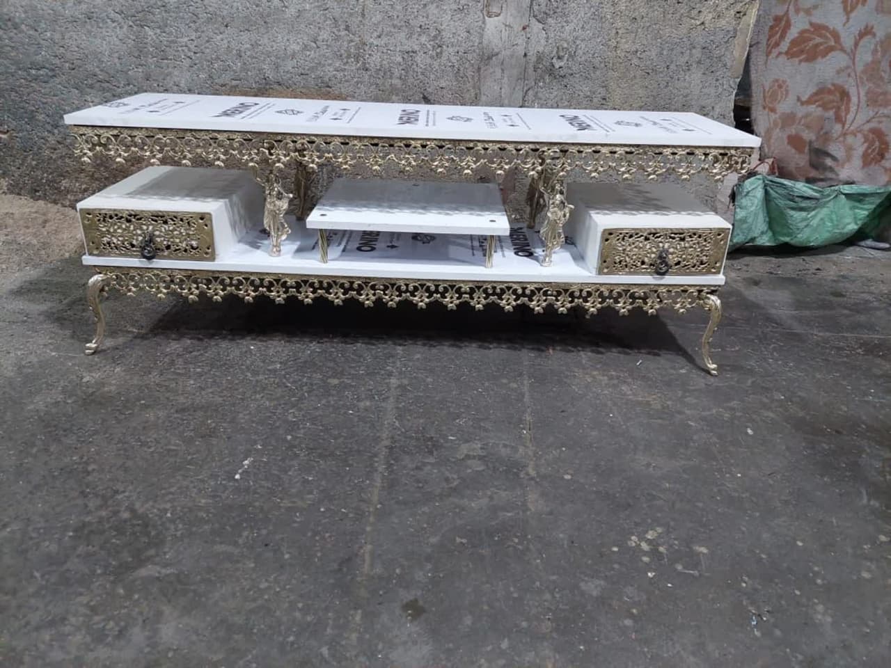 میز تلویزیون برنزی مدل دو کشو بانو صفحه سفید